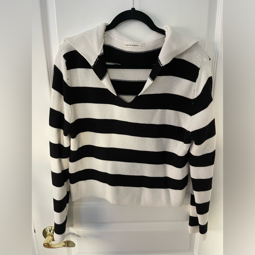 moon & madison V-Neck Striped Sweater in Black and White
